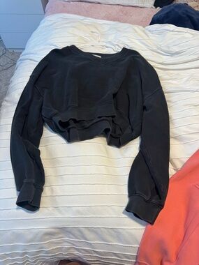 Women's Cropped V‑Neck Pullover Sweatshirt in Black